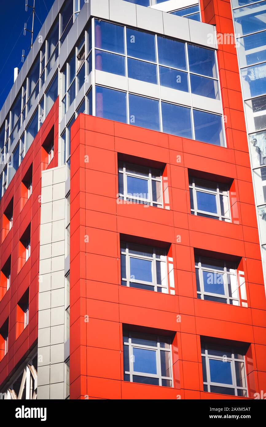 facciata, di fronte alla casa rossa e grigia in stile high-tech diversi dettagli in una luminosa giornata di sole Foto Stock