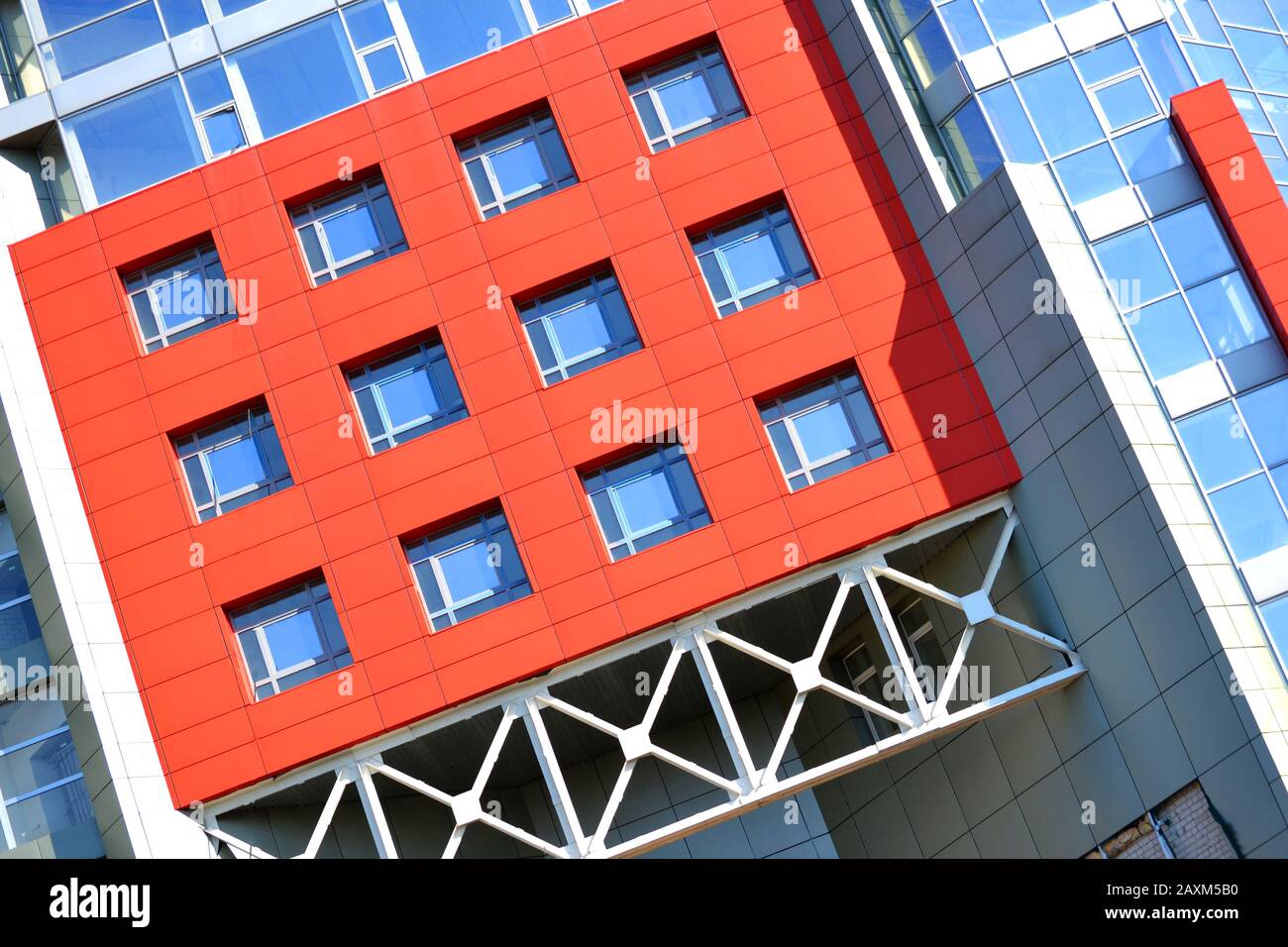 facciata, di fronte alla casa rossa e grigia in stile high-tech diversi dettagli in una luminosa giornata di sole Foto Stock
