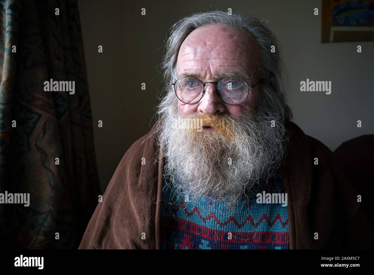 Uomo anziano con barba grigia lunga Foto Stock