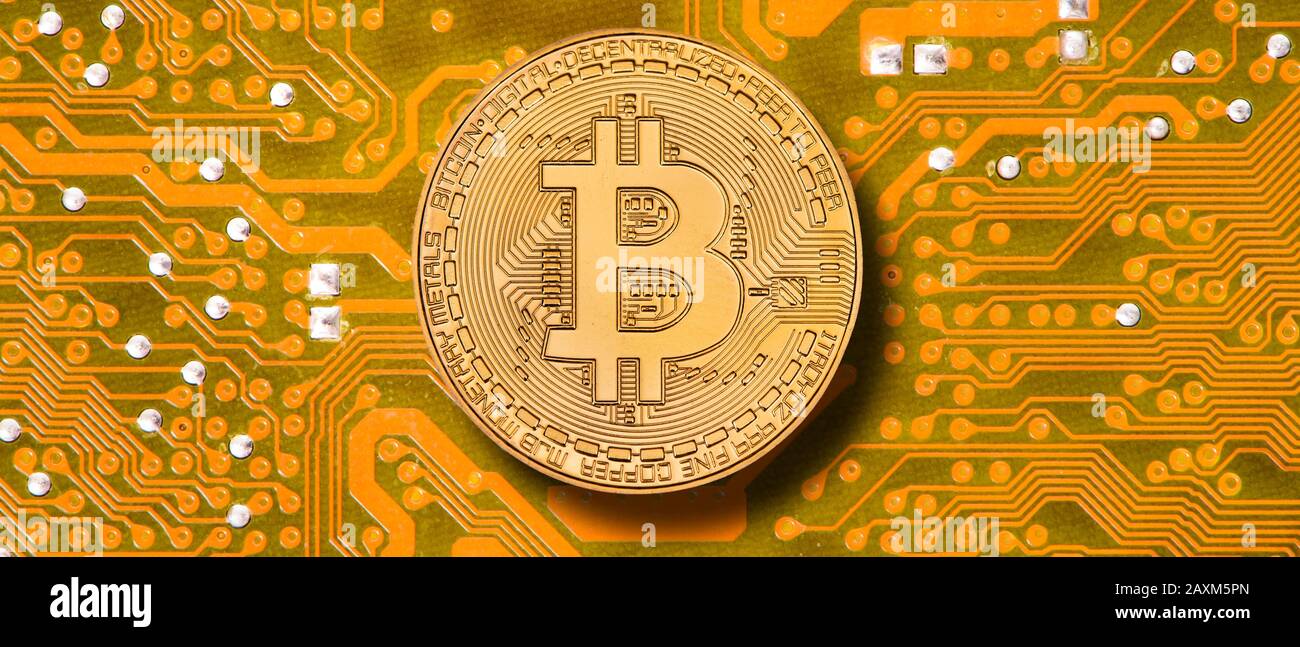 Bitcoin come Cryptocurrency sulla scheda di circuito del computer Foto Stock