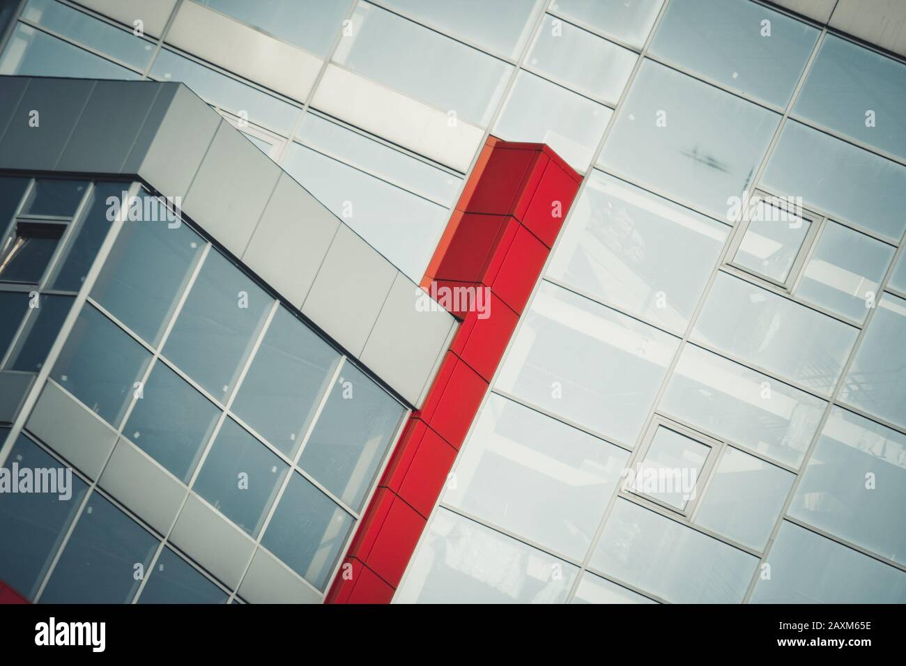 facciata grigia rossa di un moderno edificio angolato, con filtro Foto Stock