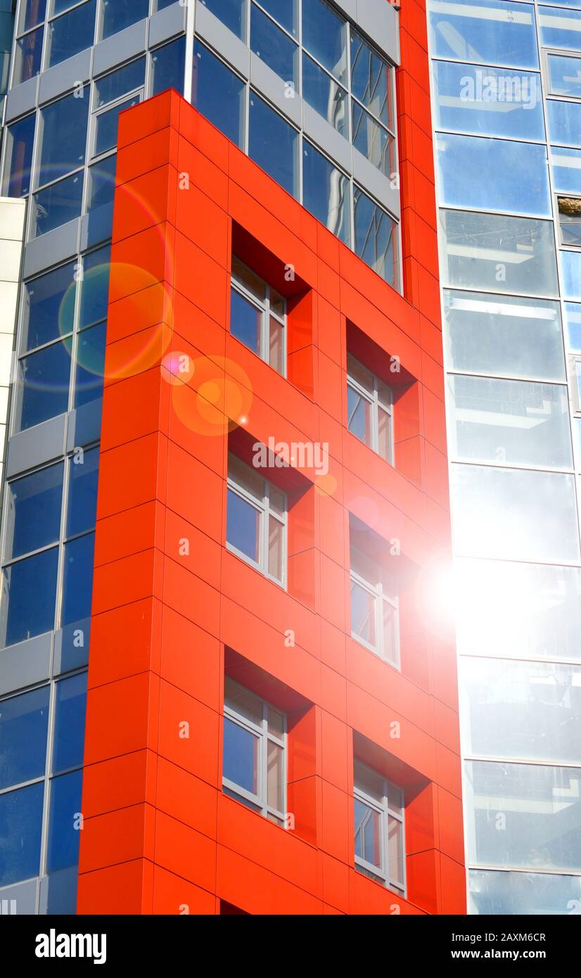 Pareti di colore rosso e blu di un edificio moderno. Parte della facciata dell'edificio nello stile dell'angolo hi-tech Foto Stock