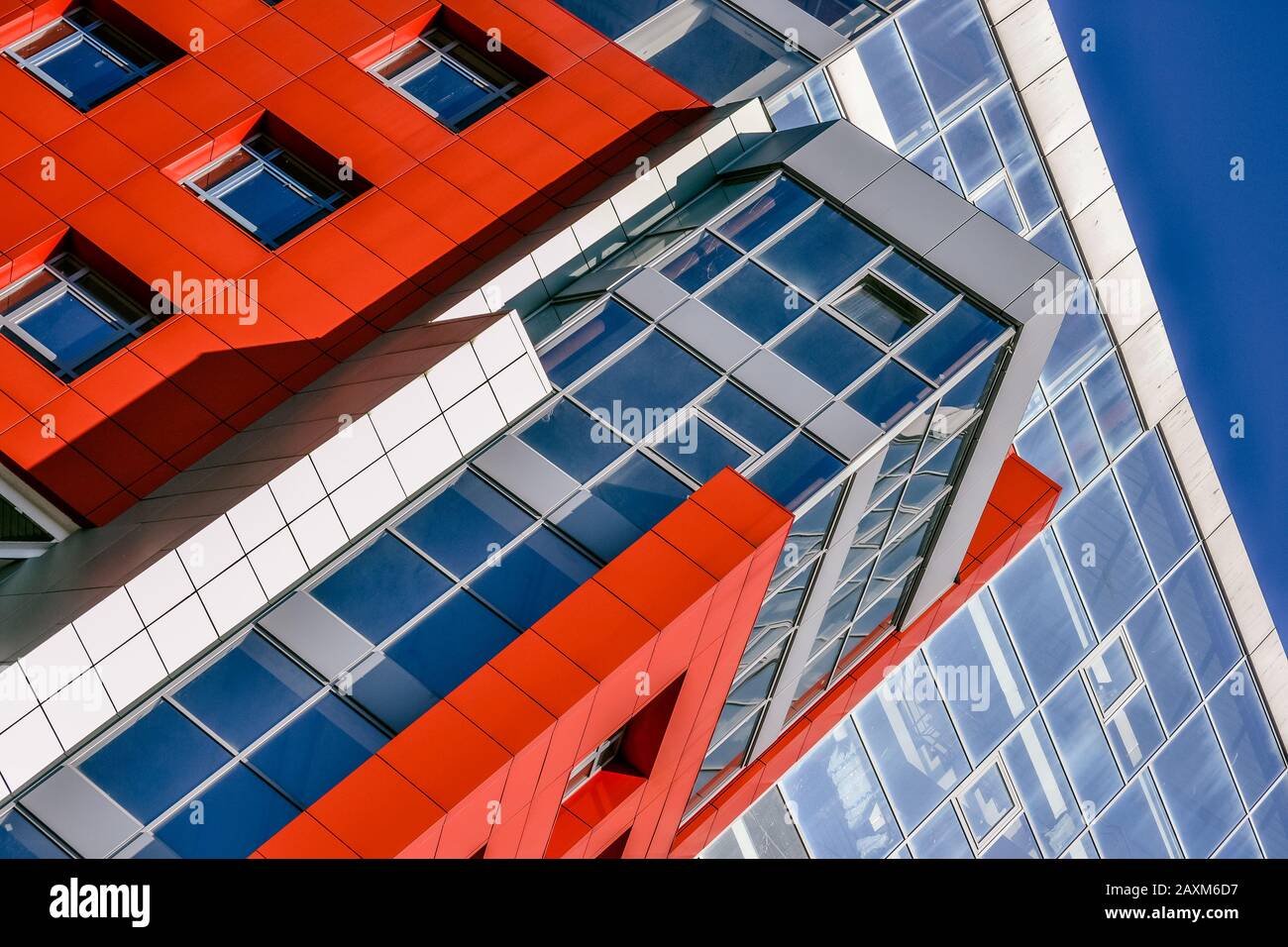 Pareti di colore rosso e blu di un edificio moderno. Parte della facciata dell'edificio nello stile dell'angolo hi-tech Foto Stock