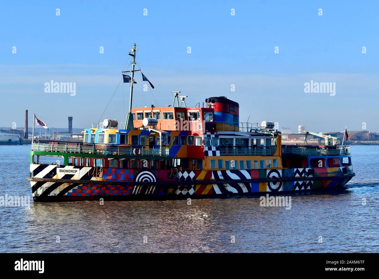 Il traghetto Mersey Snowdrop nella sua vernice Dazzle. Foto Stock