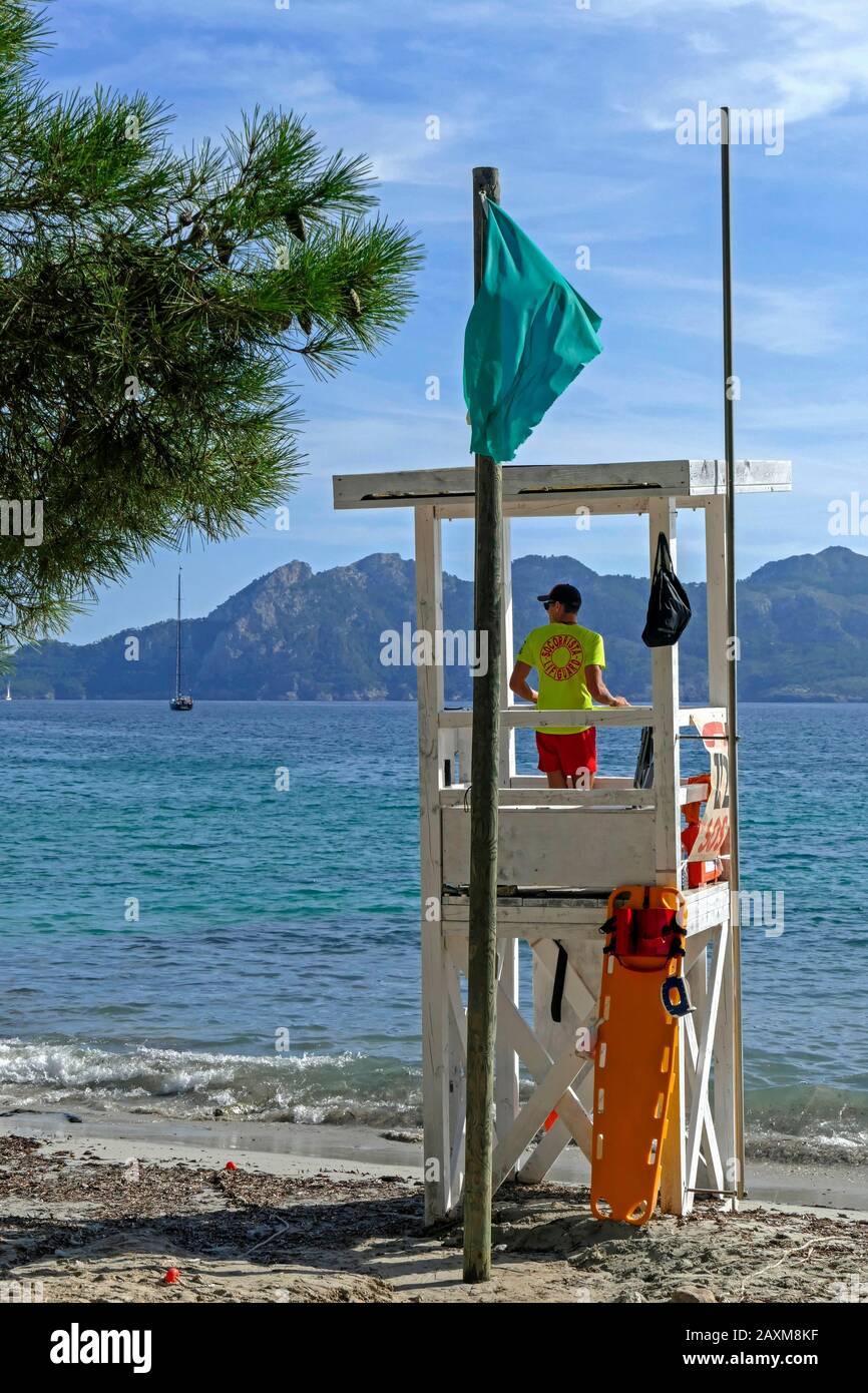 Torre del bagnino sulla spiaggia di Port de Pollenca, Maiorca, Isole Baleari, Spagna Foto Stock
