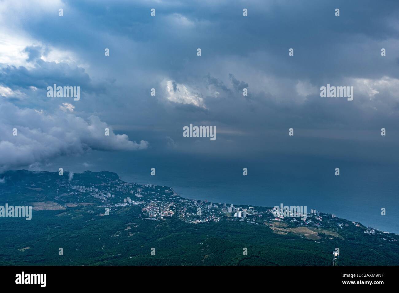 Vista pittoresca dalla montagna ai-Petri al villaggio di Miskhor e il Mar Nero con un cielo nuvoloso tuoso. Foto Stock