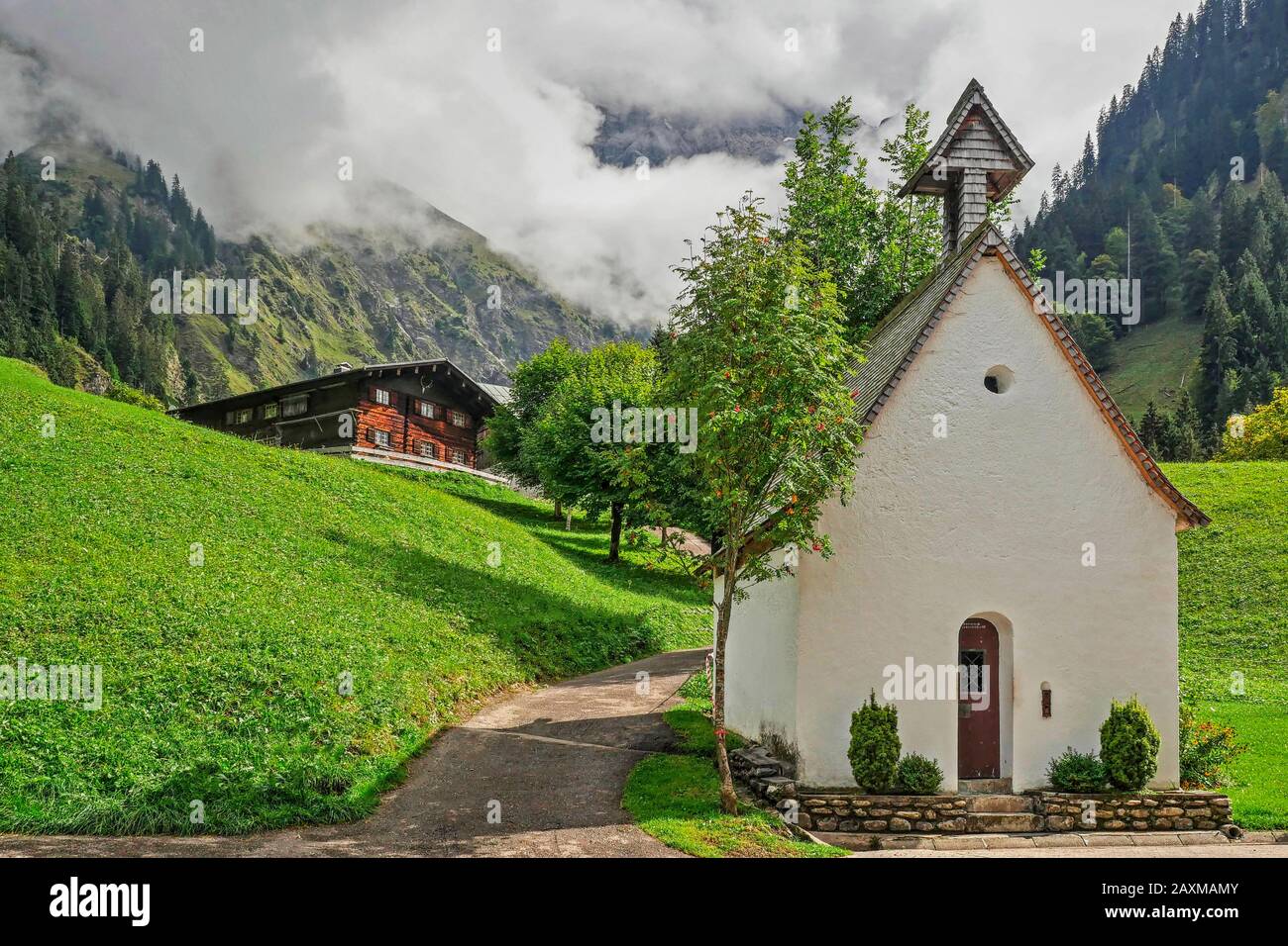 Cappella e fattoria a Einödsbach vicino Oberstdorf, Allgäu, Baviera, Germania Foto Stock