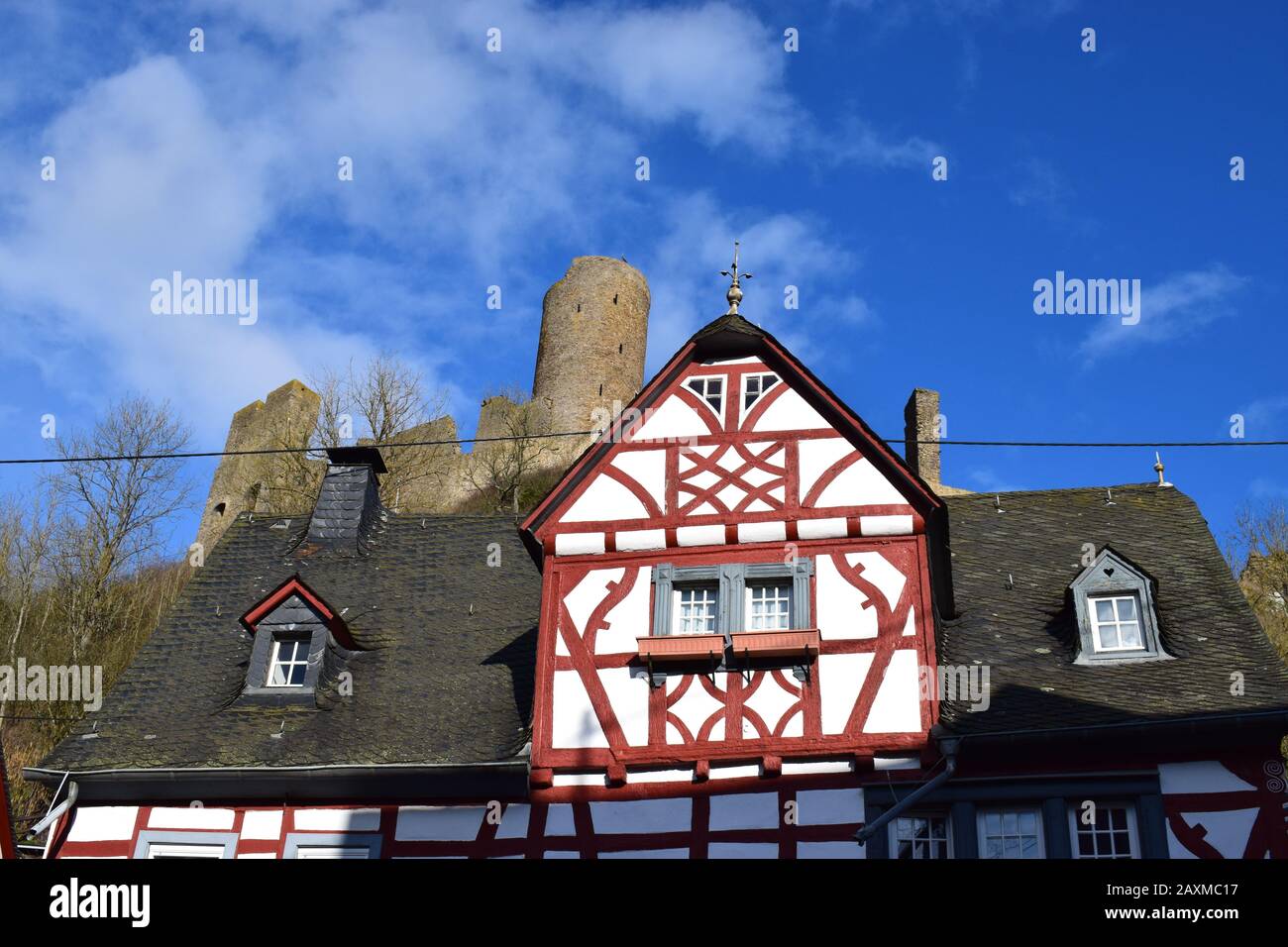 Città vecchia Monreal con due castelli e storiche, mai distrutto case medievali Foto Stock