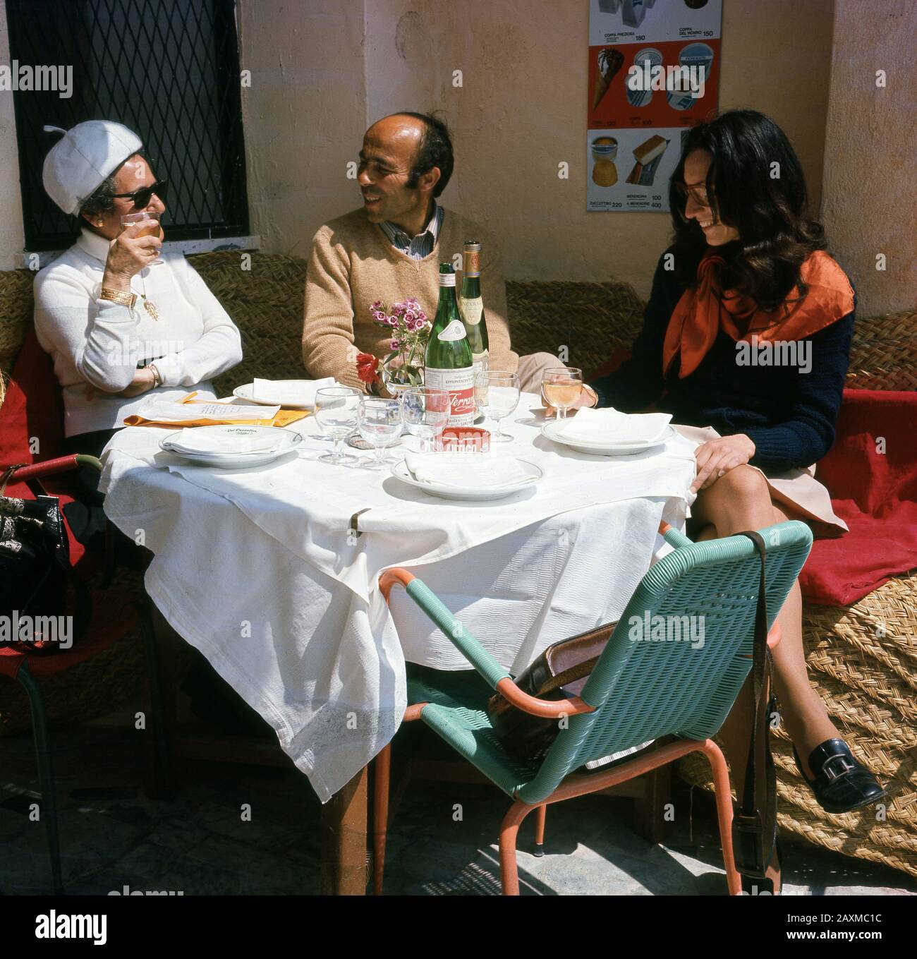 1960, storico, tre persone sedute "all'aperto" su un tavolo coperto di stoffa per pranzare al ristorante del Pescatore, Roma, Italia Foto Stock