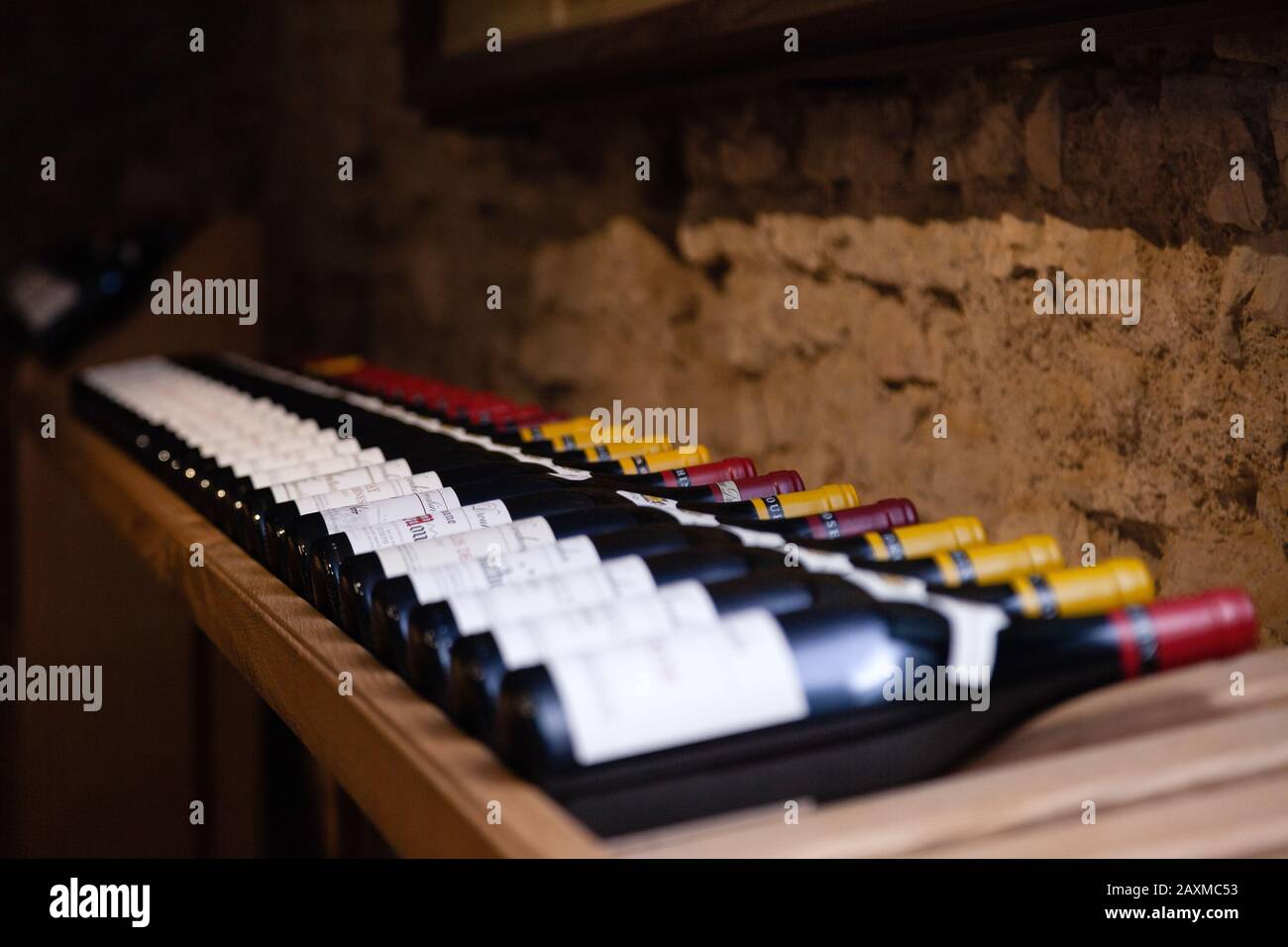 France Burgundy 2019-06-19 ripiano su rack in legno in enoteca. Rack in legno con vino rosso. Concept produzione di vino, cantina, volta, Grand cru, Premier c Foto Stock