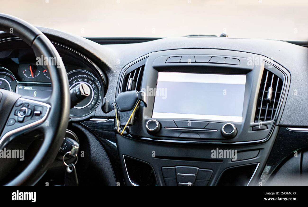 Sistema di navigazione per auto. Il dispositivo GPS in auto aiuta il  conducente a trovare la strada. Schermata vuota con la posizione per il  testo. Il concetto di intelligenza artificiale Foto stock -