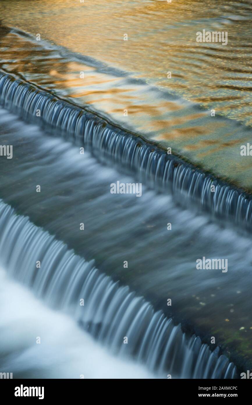 Blackpool Brook weir a Wenchford area pic-nic nella Foresta di Dean, Gloucestershire, Inghilterra. Foto Stock