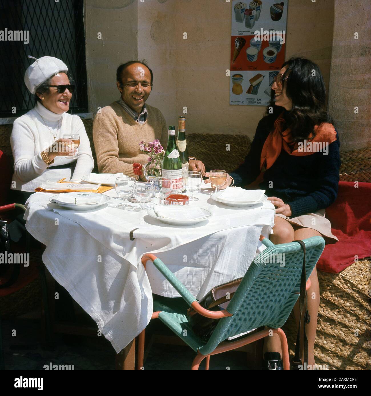 1960, storico, tre persone sedute "all'aperto" su un tavolo coperto di stoffa per pranzare al ristorante del Pescatore, Roma, Italia Foto Stock