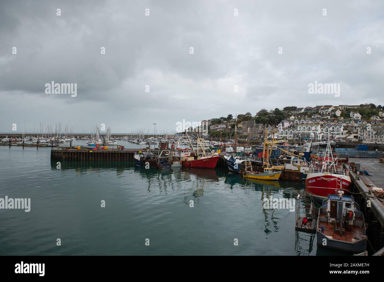 Barche da pesca nel porto di Brixham, uno dei più grandi porti di pescatori della Gran Bretagna. Foto Stock