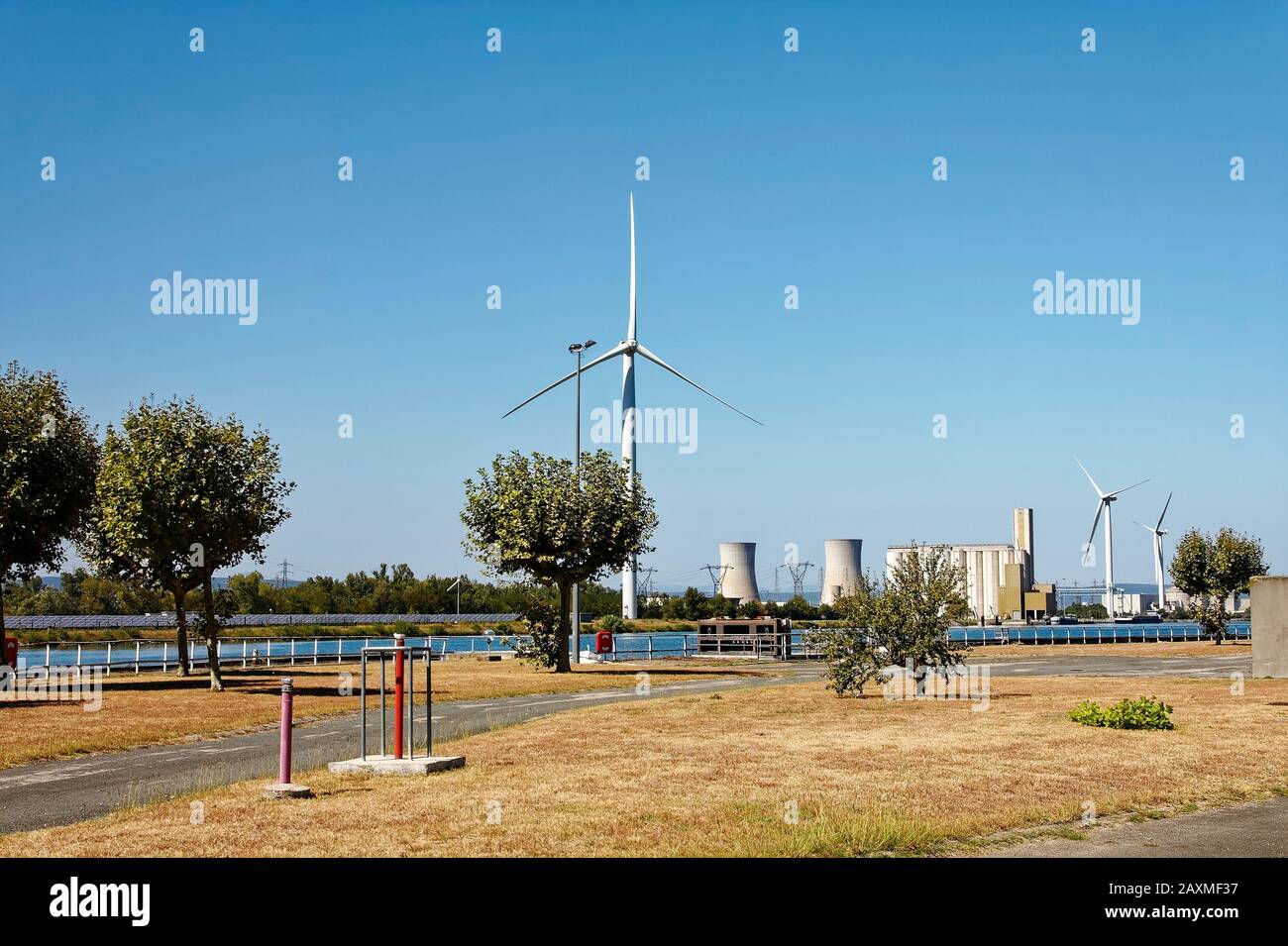 generazione di energia elettrica; 3 grandi turbine, 2 torri di raffreddamento, campo di pannelli solari, torri elettriche, molti fili, produzione di energia; potenza p Foto Stock