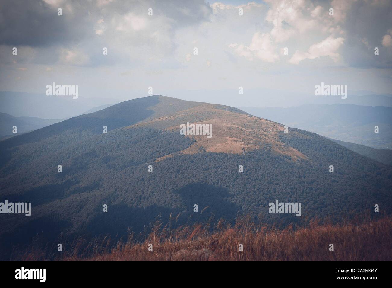 Montare con un vertice baldo su un filtro diurno nuvoloso Foto Stock