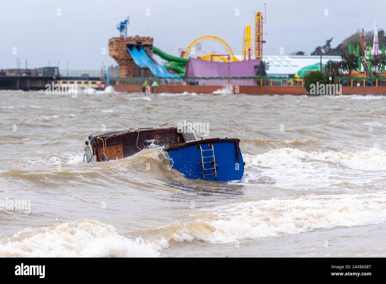 Barca affondamento e Adventure Island parco di piacere fronte al mare durante l'alta marea tempesta in seguito alla tempesta Ciara a Southend on Sea, Essex, Regno Unito Foto Stock