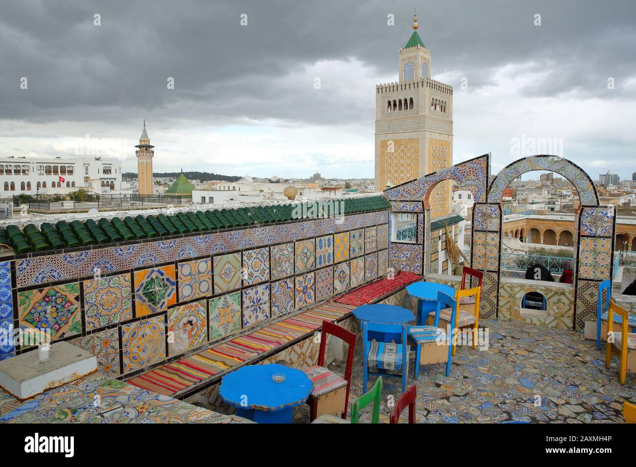 Tunisi, TUNISIA - 29 DICEMBRE 2019: Colorata terrazza piastrellata con vista sulla medina, con vista sul minareto della Moschea Ez Zitouna (Grande Moschea) Foto Stock