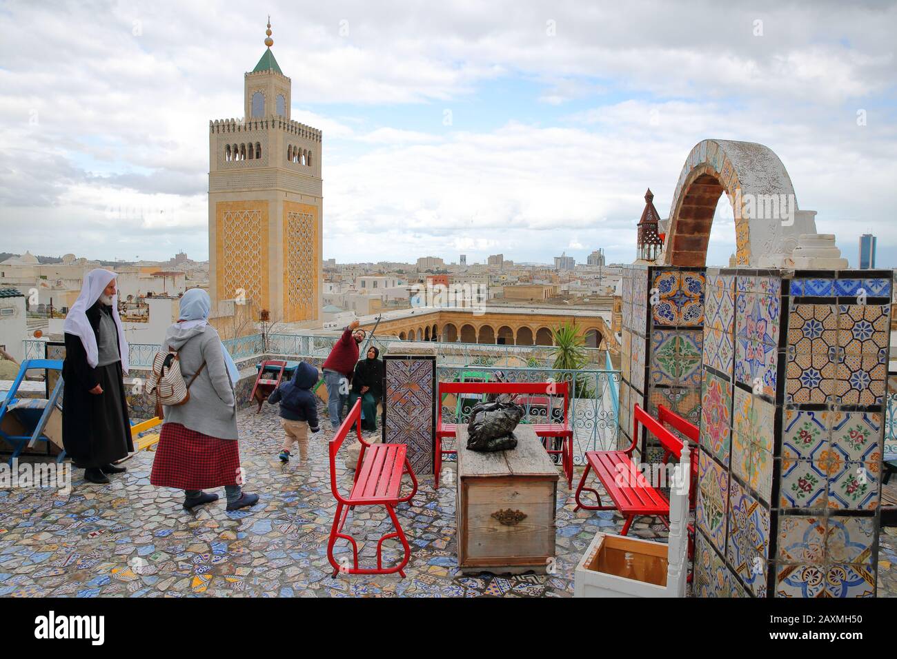 Tunisi, TUNISIA - 29 DICEMBRE 2019: Colorata terrazza piastrellata con vista sulla medina, con vista sul minareto della Moschea Ez Zitouna (Grande Moschea) Foto Stock