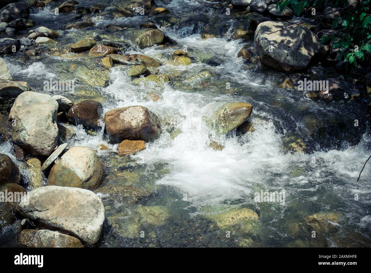 laghetto di montagna, fiume con grandi pietre da vicino, filtro Foto Stock