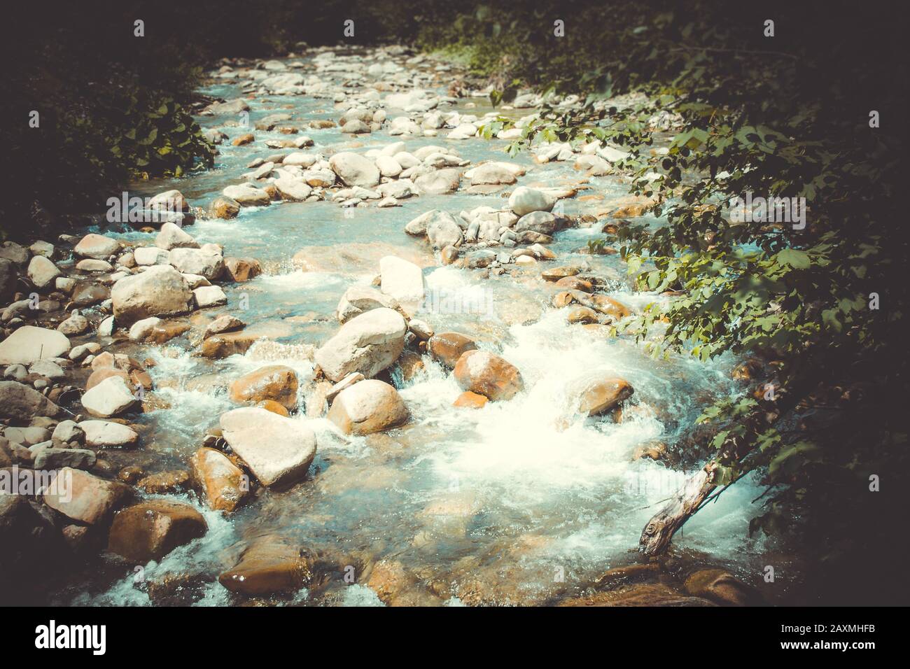 laghetto di montagna, fiume con grandi pietre da vicino, filtro Foto Stock