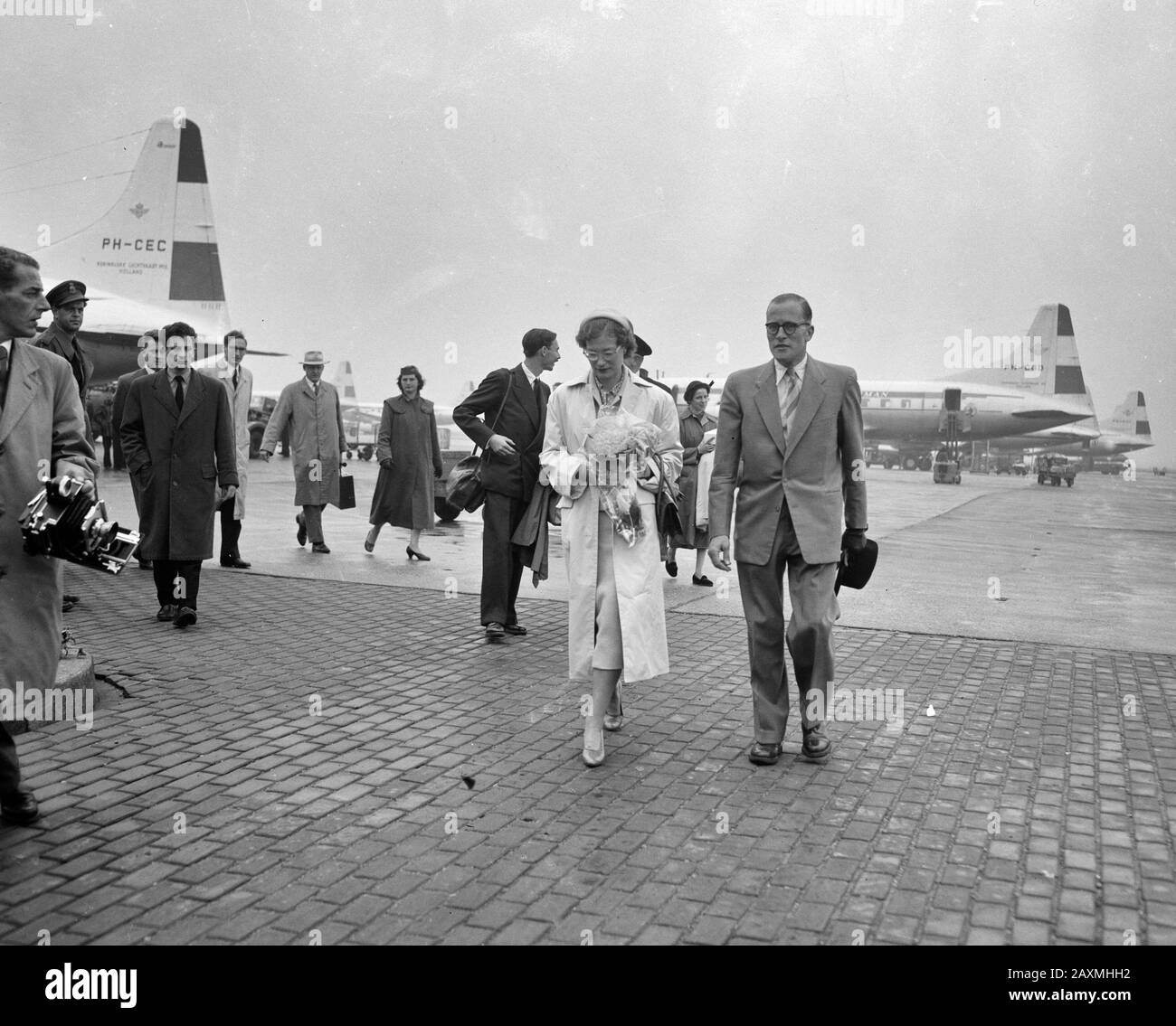 Titolo originale: Principe Jean e Principessa Josephine Charlotte di Lussemburgo in transito a Schiphol. - Archivi Nazionali Foto Stock