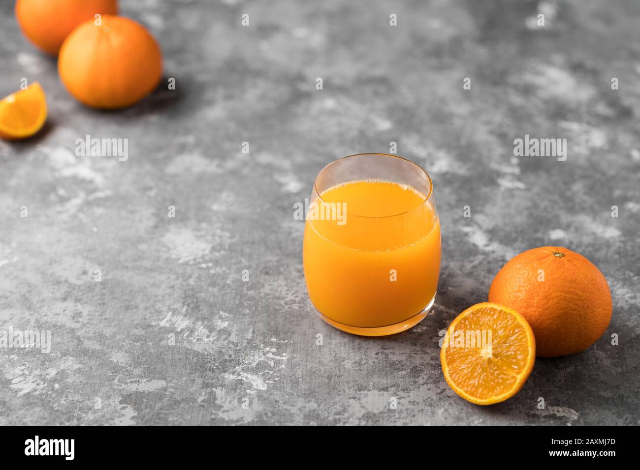 Un succo d'arancia appena spremuto in un bicchiere trasparente Foto Stock