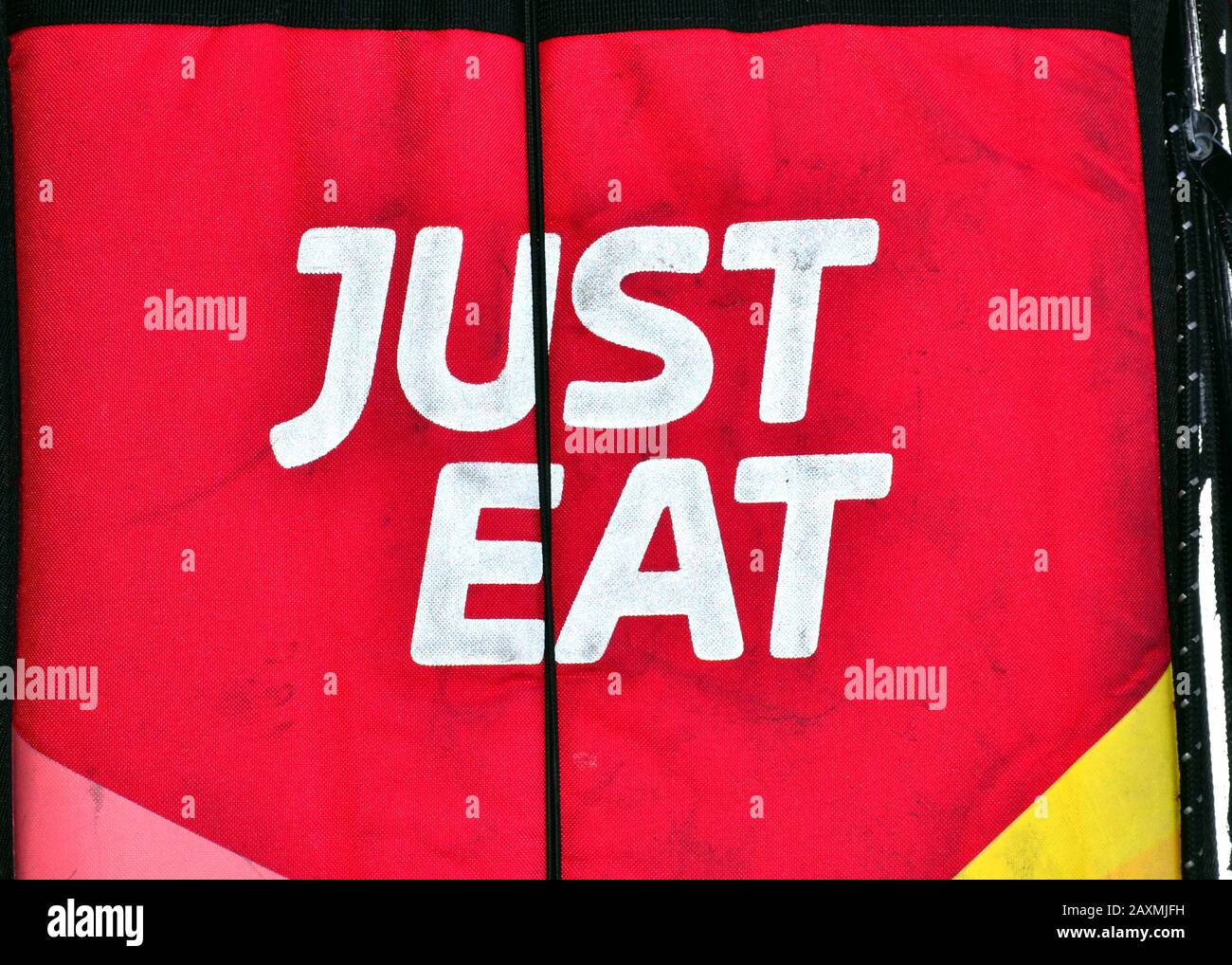 Logo "Just Eat" sul lato di una scatola di consegna a Manchester, regno unito. Just Eat plc è un servizio di consegna e ordine alimentare online britannico. Foto Stock