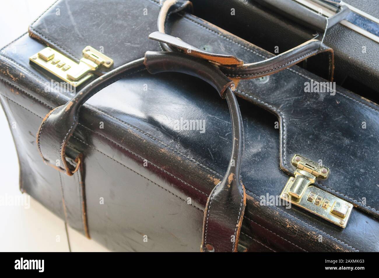 Valigia Vintage In Legno Con Cinghie In Pelle E Hardware Antico – Borsa Da Stoccaggio E Oggetto Di Scena - 3