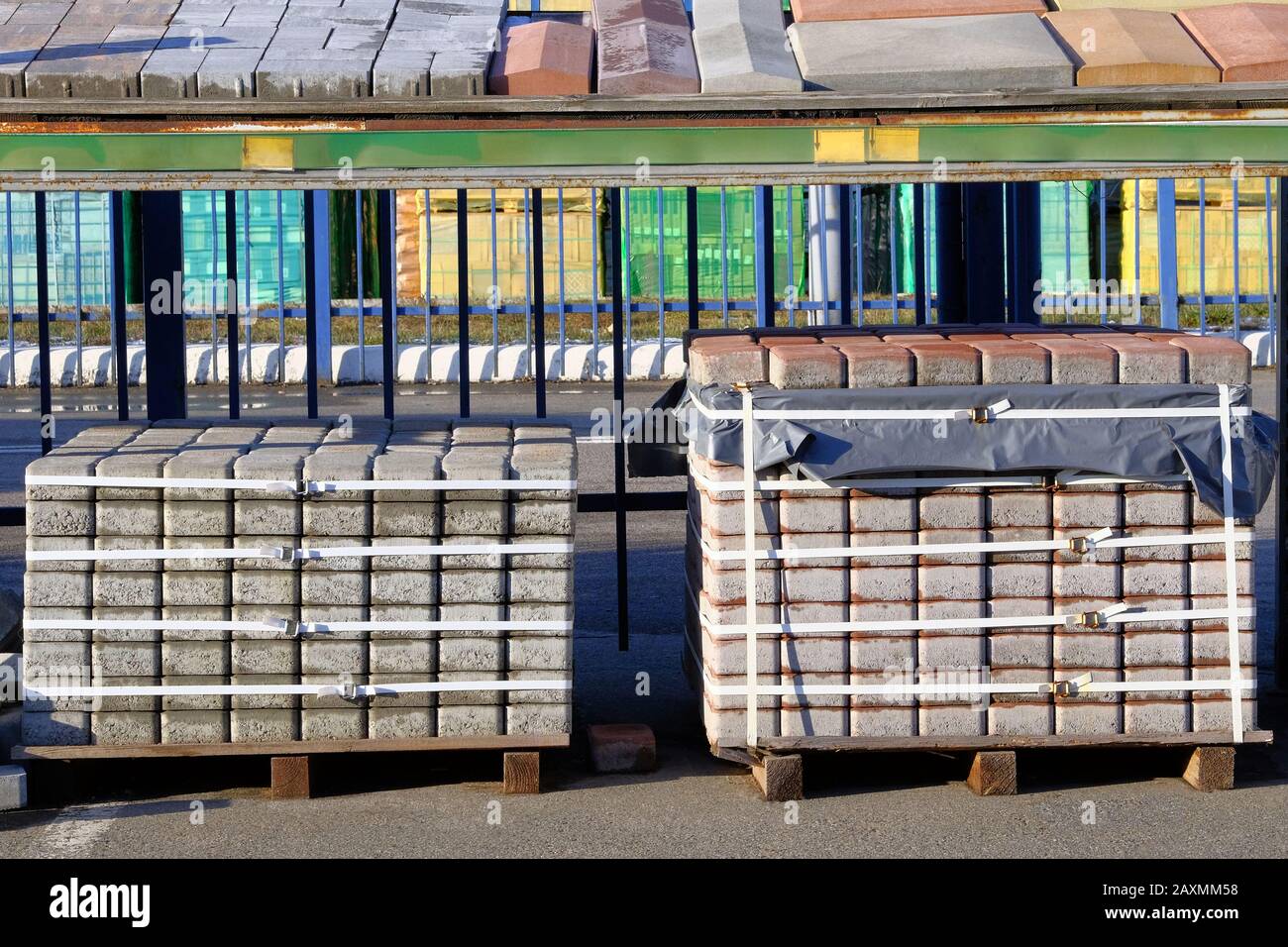 Materiali Da Costruzione. Palo di mattoni grigi e pietra in cantiere. Materiali da costruzione per la costruzione di edifici e strutture. Foto Stock