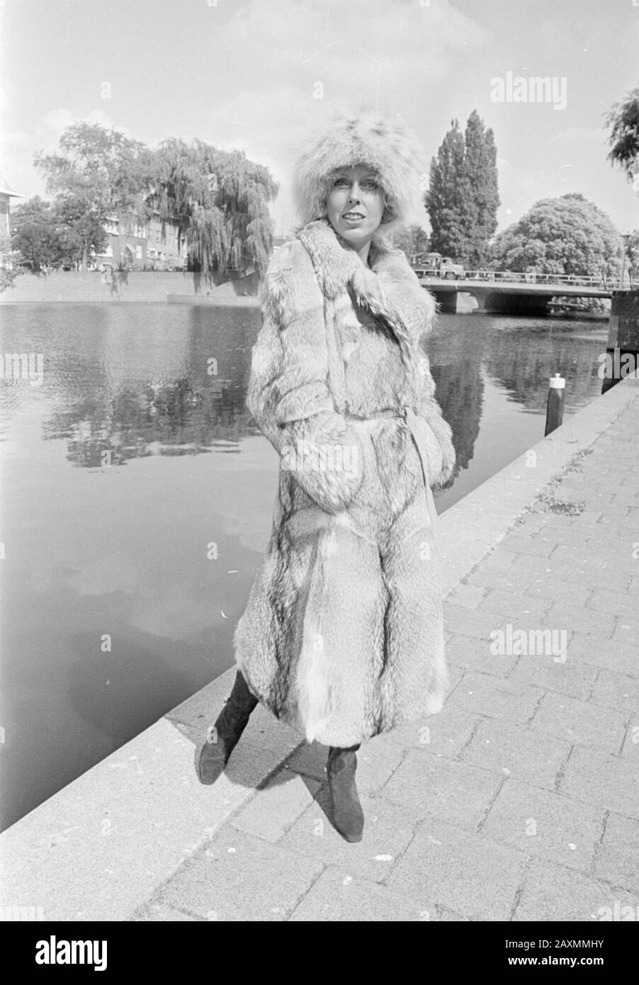 Collezione autunno e inverno presentata al Maison Cooper Hilton, giacca jack con collare Lynx Rob Falk. Data: 31 agosto 1976 Creatore: Anefo / Bogaerts Filenumber: 928-7545 URL: http://beeldbank.nationaalarchief.nl/na:col1:dat276726 Per ulteriori informazioni sull'Archivio Nazionale: Per http://www.nationaalarchief.nl altre foto di questa e di altre collezioni, visitate la nostra Image Bank :, http://www.beeldbank.nationaalarchief.nl vi preghiamo di aiutarci ad arricchire la nostra conoscenza delle raccolte fotografiche con tag e commenti da aggiungere. Riconoscete le persone o i luoghi o raccontate una storia speciale in una delle Foto Stock