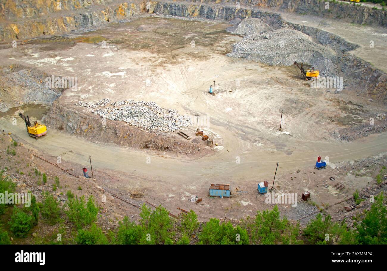 area di cava di granito con le macchine di kamerezami, strade, rocce, macadam, ekskalatorom, in pietra Foto Stock