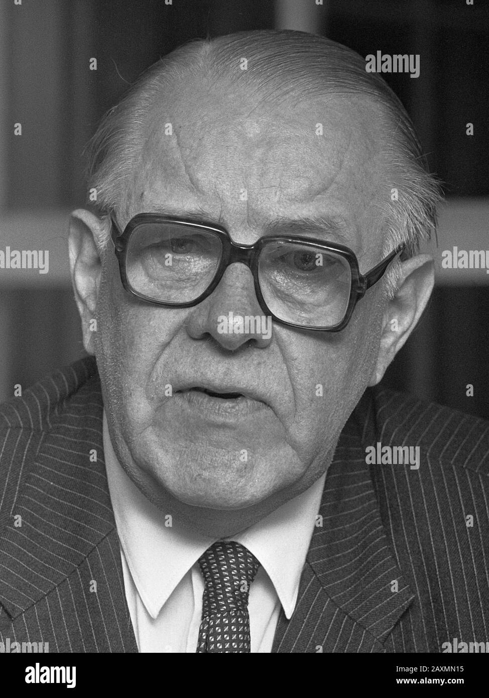 Il Prof. Bastiaans riceve la prima copia di un editore di libri Robert Furrows; il Professor Bastiaans 30 gennaio 1987 Foto Stock