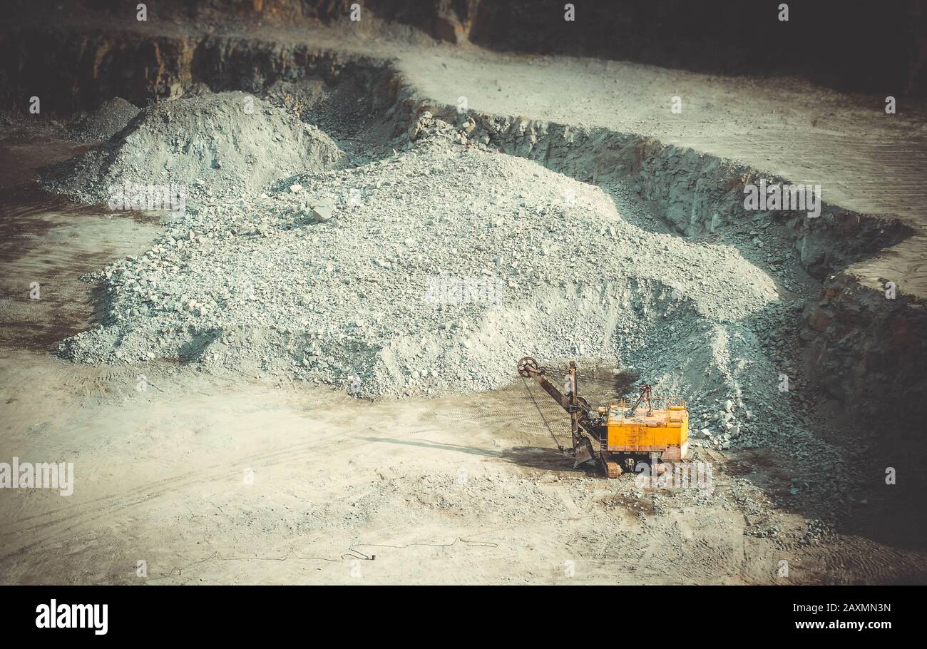 auto gialla per ottenere cava di granito, filtro Foto Stock