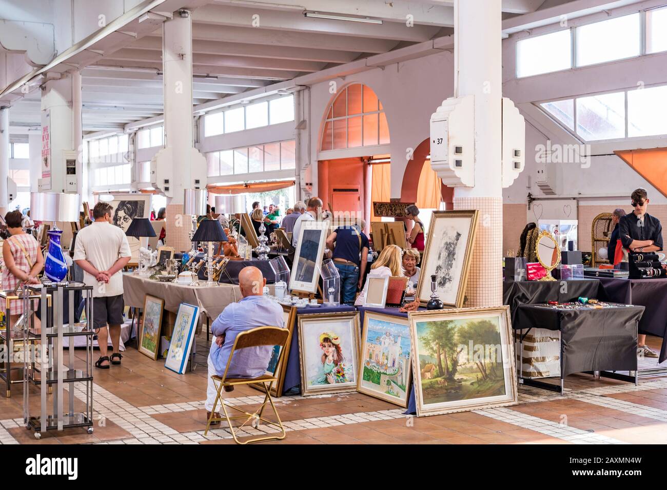 Francia, Côte d'Azur, Cannes, città, centro città, Marché Forville, mercato, mercato d'arte classica Foto Stock