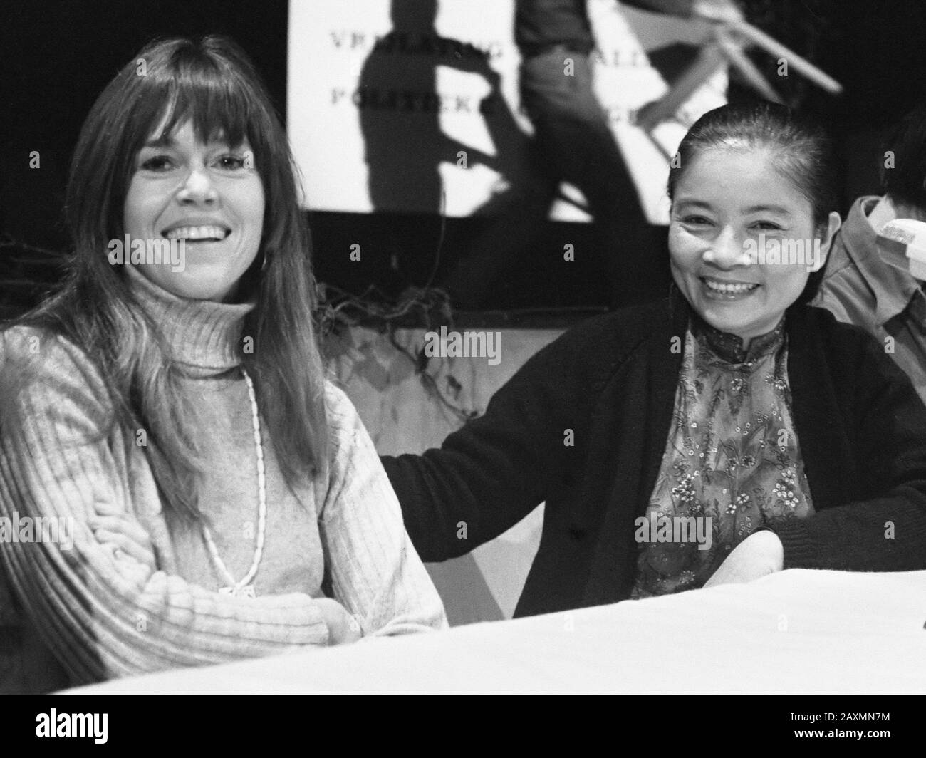 Centro culturale Di Manifestazione del Vietnam a Lindenberg a Nijmegen, Jane fonda (a sinistra) e Pham Thi Minh * 18 gennaio 1975 Jane fonda (a sinistra) e Pham Thi Minh. Manifestazione del Vietnam a nl: Centro culturale Lindenberg (Nijmegen). 18 Gennaio 1975. Foto Stock
