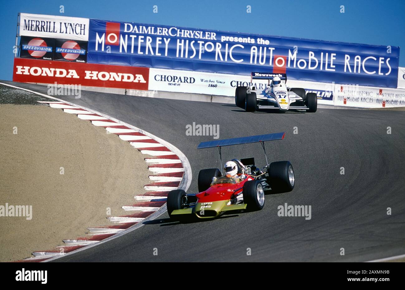 1968 Lotus 49B all'angolo Cookscrew alle Gare storiche di Monterey a Laguna Seca California USA 2000 Foto Stock