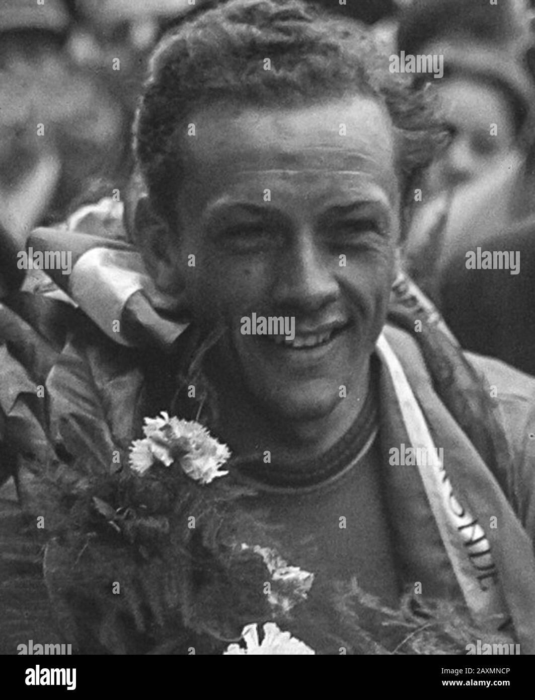 Lëtzebuergesch: Il Jang Gold Schmit, sudore Plaz an der an der éischter Editioun vun del Tour dei Paesi Bassi 2. Mee 1948. Raccolta / Archivio Raccolta Foto Anefo Report / Serie Unknown Description Tour Of Netherlands. Goldschmidt con wreath Data 2 maggio 1948 Parole Chiave rotondo Persona Nome Goldschmidt Snikkers ... / Anefo Copyright Holder National Archives Materiale tipo vetro Negativo numero archivio inventario check access 2.24.01.09 Filenumber 902-7220 Foto Stock