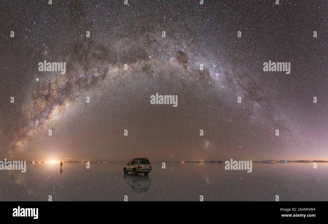 auto sopra l'acqua sotto la strada lattea in vista panoramica Foto Stock