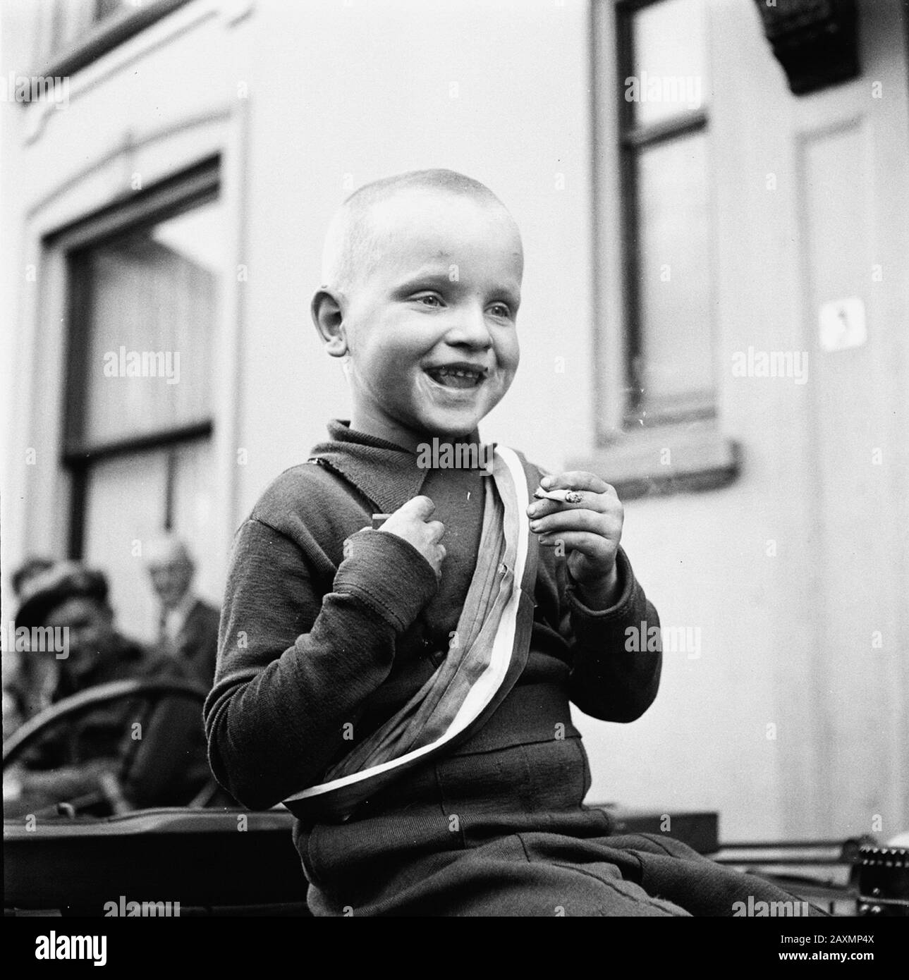 L'asilo celebra la liberazione con una sigaretta. Data: Aprile 1945 Creatore: Anefo / poll, Willem van de Filenumber: 900-2530 URL: http://beeldbank.nationaalarchief.nl/na:col1:dat244357 Per ulteriori informazioni sugli archivi nazionali: HTTP: //www.nazionaalarcheef .com Per ulteriori foto di questa e di altre collezioni, visitate la nostra Image Bank :, http://www.beeldbank.nationaalarchief.nl per favore aiutateci ad arricchire la nostra conoscenza delle raccolte fotografiche aggiungendo tag e commenti da aggiungere. Riconoscete persone o luoghi o raccontate una storia speciale in una delle foto, vi preghiamo di lasciare un commento (se Foto Stock
