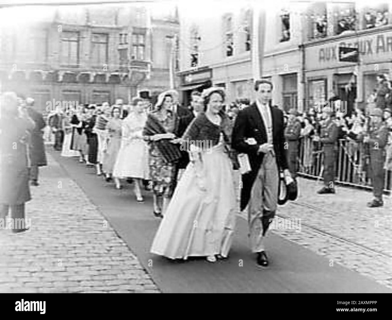 Matrimonio Tra La Principessa Marie Adelaide Lussemburgo E Karl Josef Count Henckel Von Donnersmartck. Gli ospiti che si trovano in viaggio verso la cattedrale di Lussemburgo. Principessa frontale Irene con il Principe Francois di Francia, dietro il Principe Hugues de Bourbon-Parma Principessa von Waldburg-Zeil. - Archivi Nazionali Foto Stock