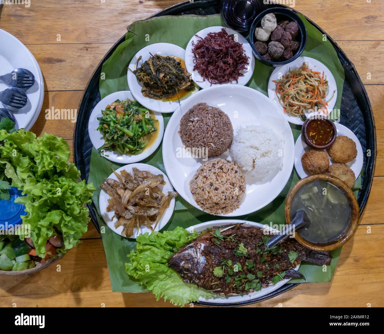 Selezione di vari piatti in stile Shan in Myanmar Foto Stock