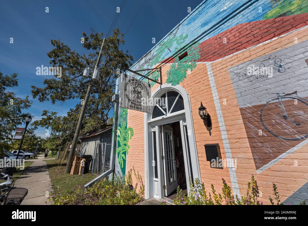 Lo storico High Springs, Florida, è raffigurato nei murales dell'artista locale Brian Barkman. Foto Stock