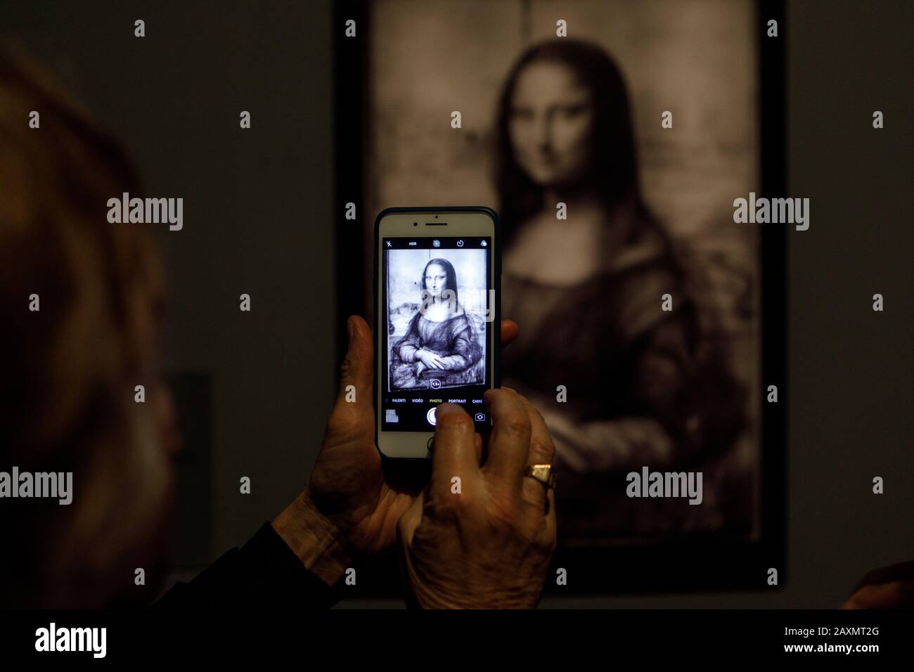 Un turista scatta una foto iPhone di una copia della Mona Lisa a Parigi Foto Stock