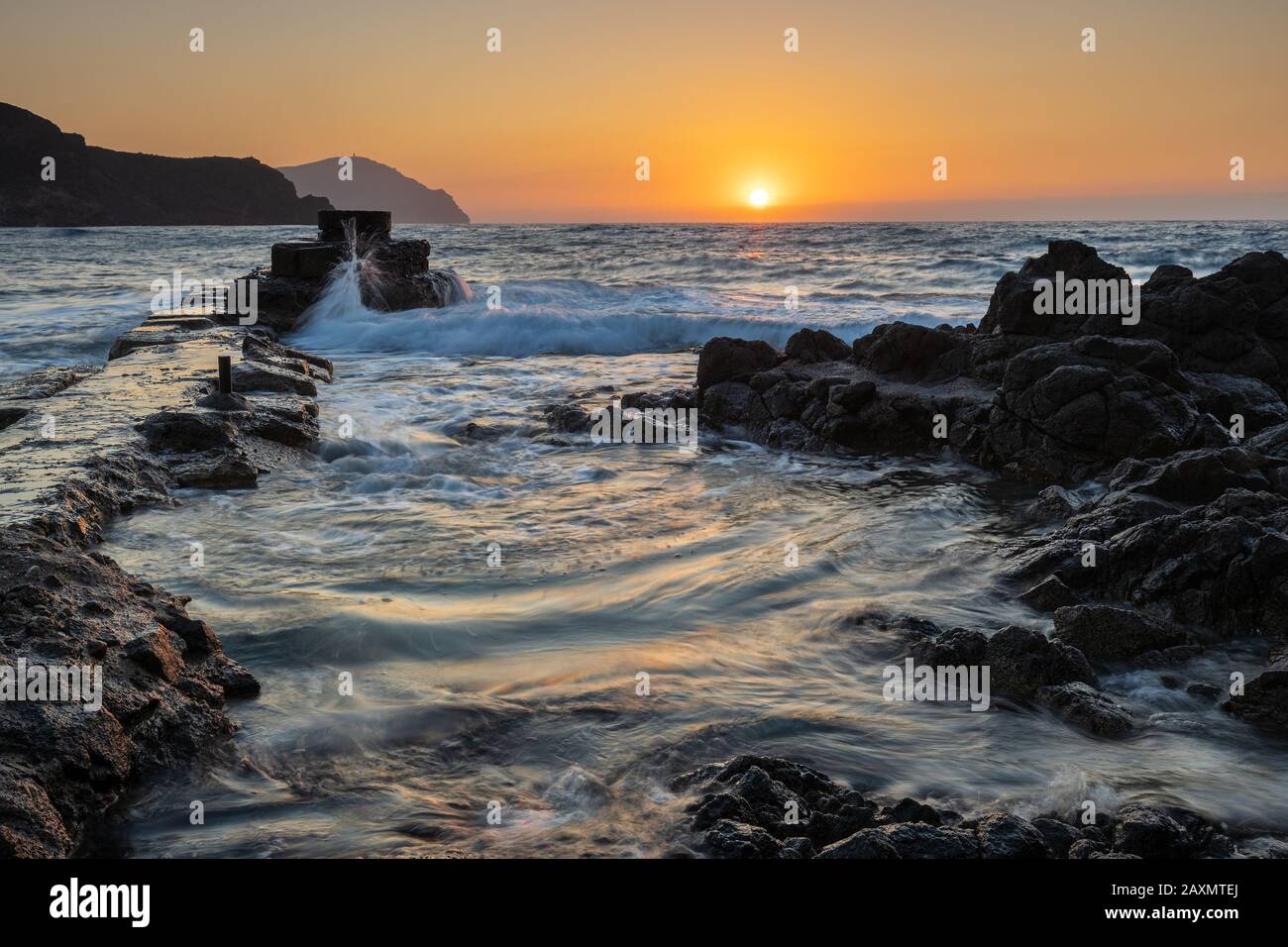 Sunrise sulla costa di Isleta del Moro. Il parco naturale di Cabo de Gata. Spagna. Foto Stock