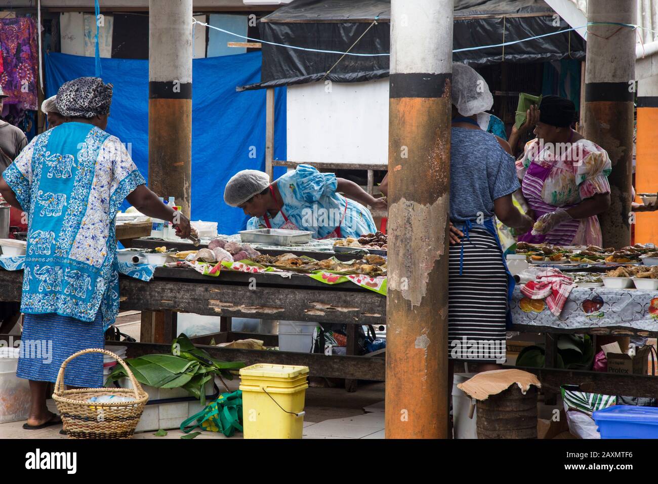 Quattro donne di Vanuatu, che vendono prodotti marini in bancarella al mercato alimentare Foto Stock