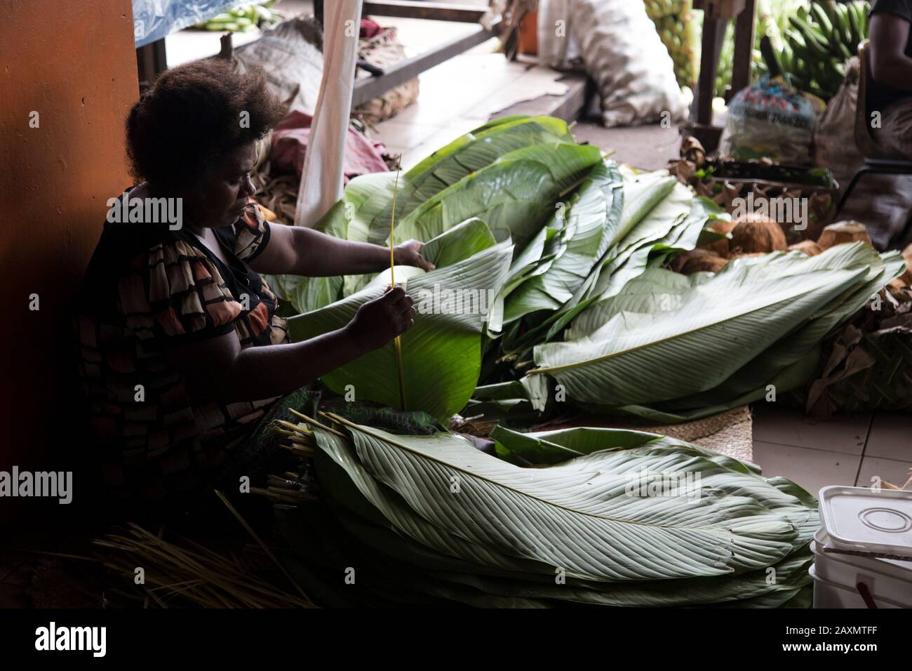 Una donna Ni-Vanuatu, che lavora con le foglie di banana albero al mercato Foto Stock