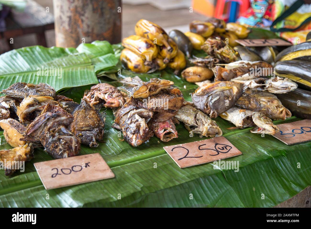 Teste di pesce e altri prodotti marini venduti sul mercato ittico di Vanuatu Foto Stock