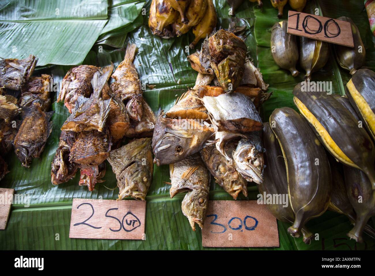 Teste di pesce e altri prodotti marini venduti sul mercato ittico di Vanuatu Foto Stock