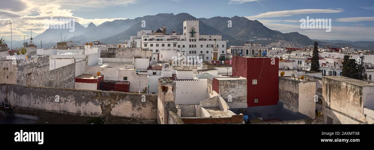 Skyland di Tetouan con montagne dietro Foto Stock